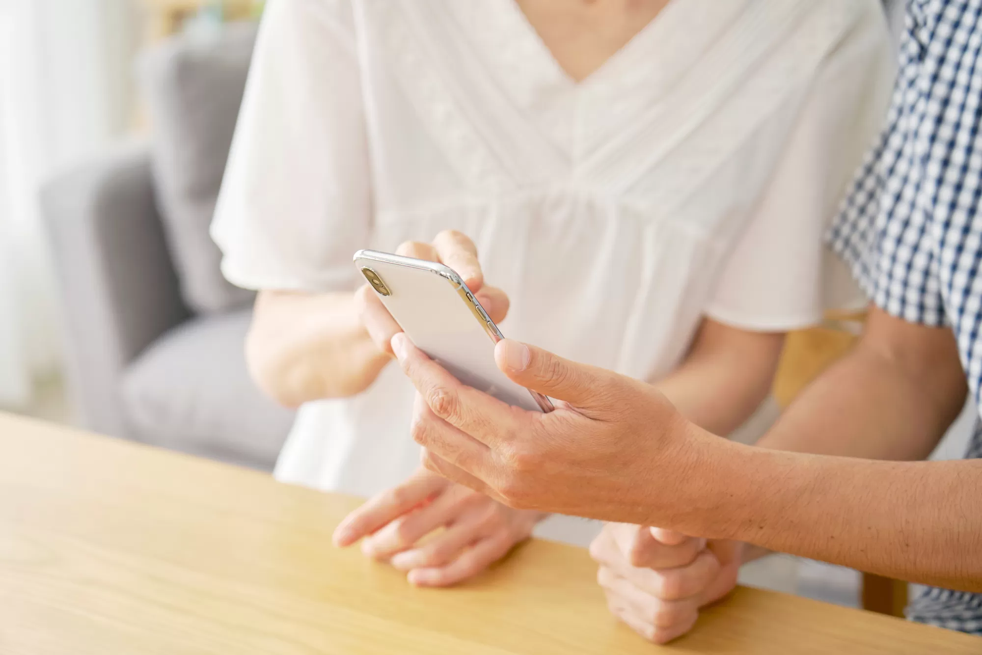 スマホを持つ手